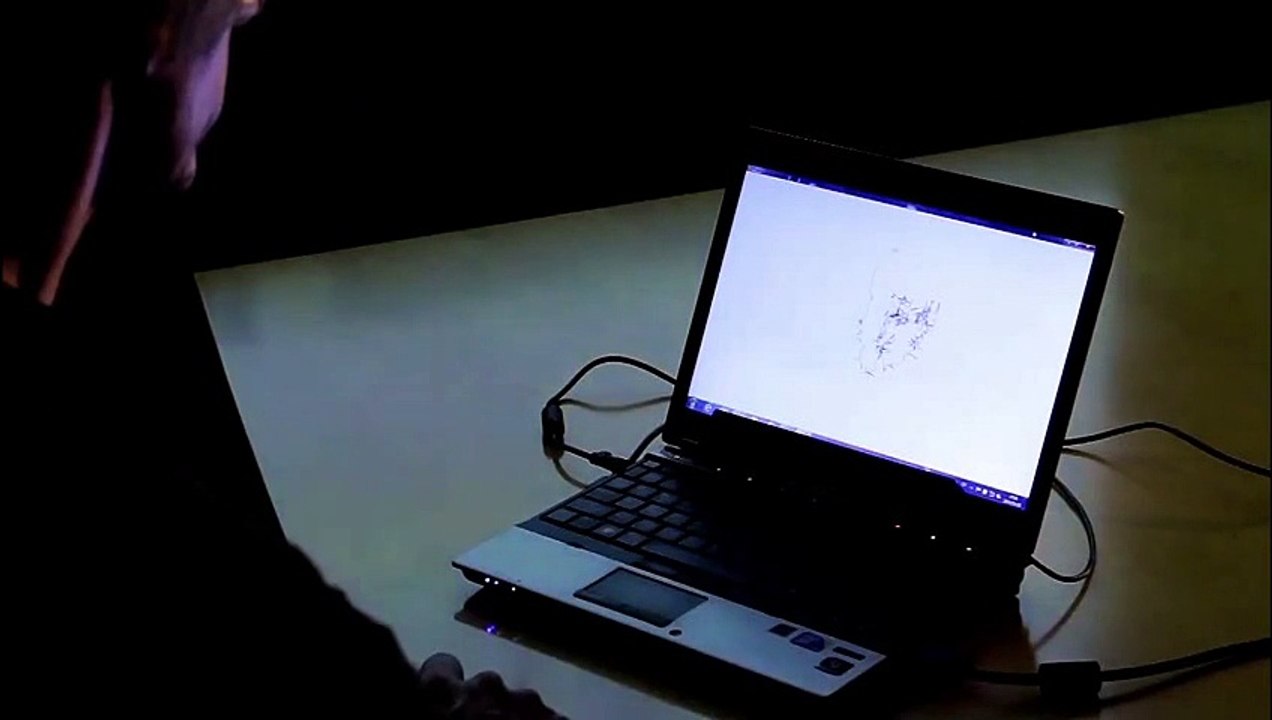 Il dessine avec ses yeux et le résultat est vraiment parfait !