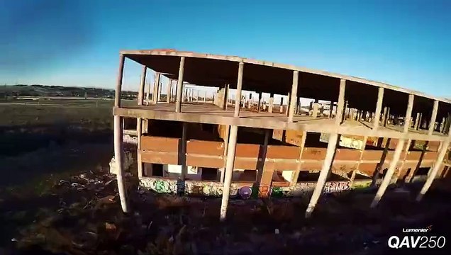 Ce type est probablement le meilleur pilote de drône du monde. Ce qu'il réalise est incroyable !