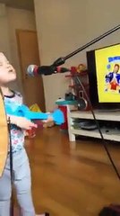 Un petit garçon reprend une chanson d'Ed Sheeran ! Génial !