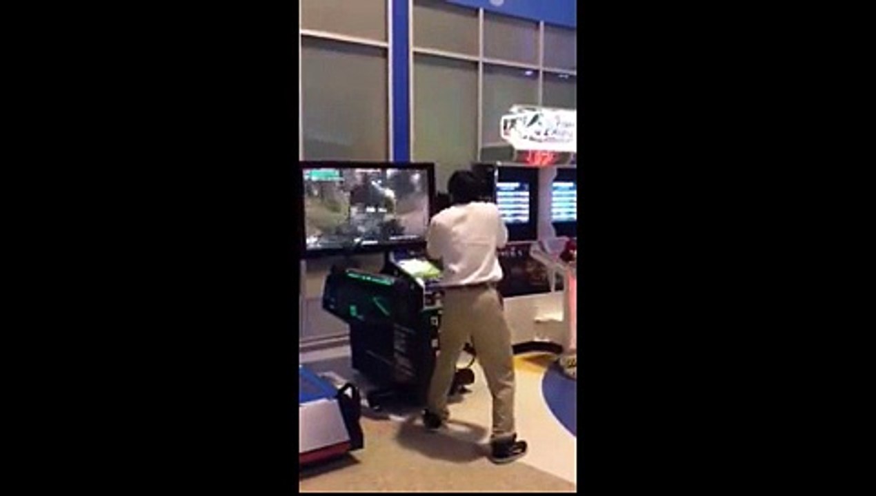 Ce mec est tellement dans son jeu qu'il évite même les balles MDR ! A voir vraiment !