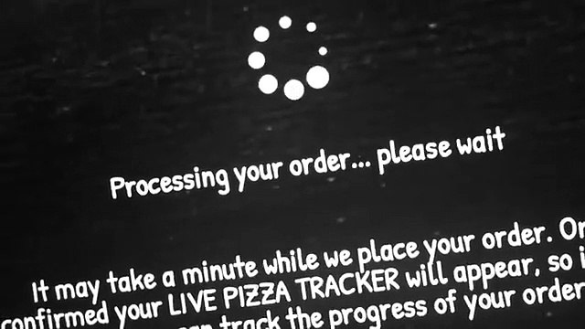 Un livreur de pizza aide à faire un mix