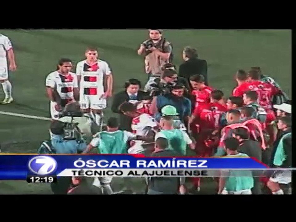 (Video) Bronca entre Guillerme Farinha y Óscar Ramírez calentó el final del juego entre carmelos y rojinegros