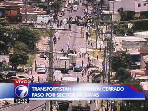 Taxistas informales bloquean vía frente a Demasa en Pavas