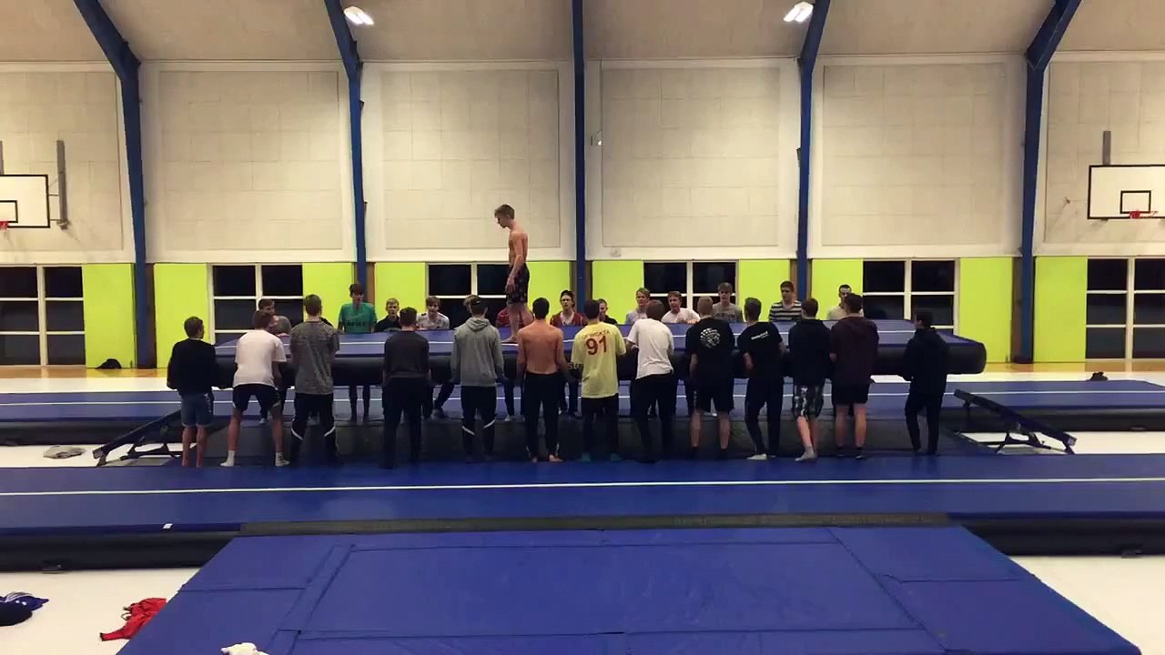 Un gymnaste réussit un quadruple backflip