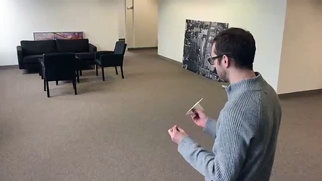 Ce que fait ce mec avec cette Feuille de Papier est Formidable