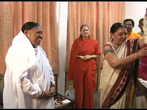 Ahmedabad Maa Amrutanandmayi meets Anandiben Patel