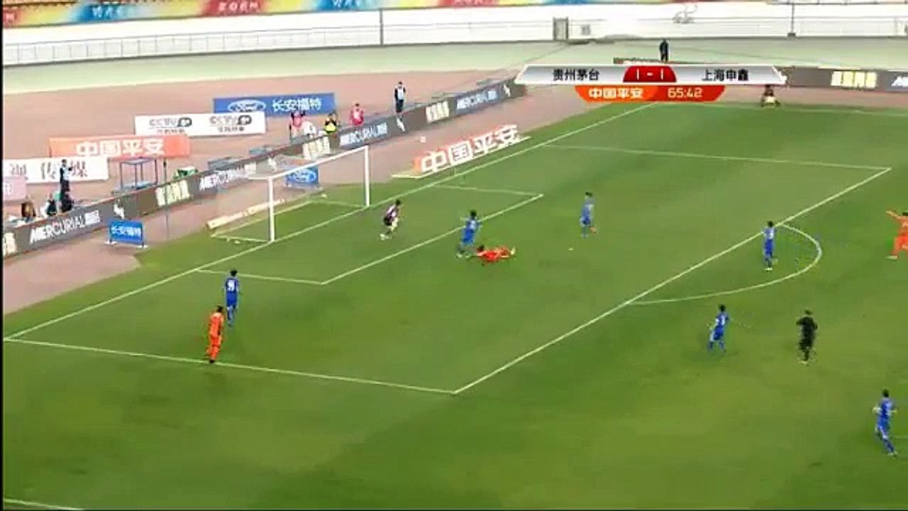 China: Dos jugadores pelean por patear penal, el ganador lo falla