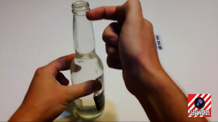 Tour de magie avec l'argent et bouteille