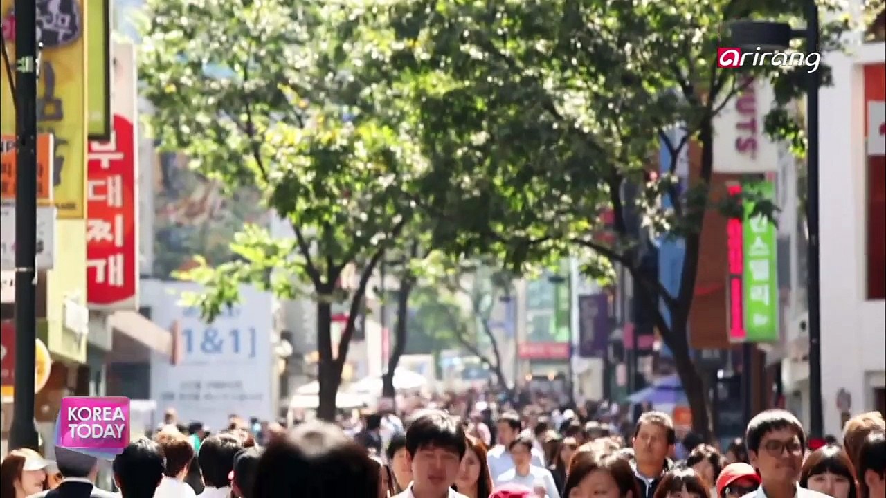 Natural, dewy skin + Bright color accents = S/S Makeup trend 올 봄 메이크업 트렌드 '네추럴'에 주목하라.