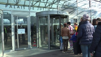 Quatre homme sont jugés pour la mort du vigile.
