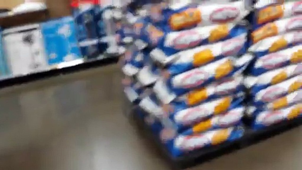 Des enfants  chantent l'hymne national la tête dans des ventilateurs au super marché