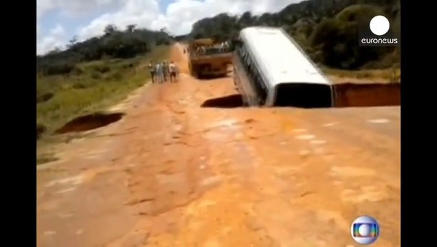 Bus avalé par un gouffre et recraché par un glissement de terrain