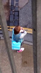 Un fou parle avec sa main tout les mercredis... Flippant!