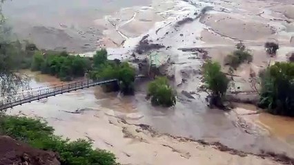 WhatsApp: impactante caída de huaico sobre puente en Arequipa