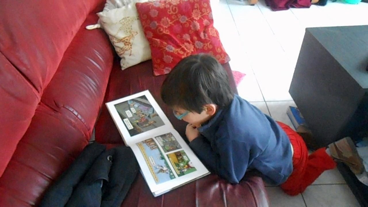 Malo lit une Bd