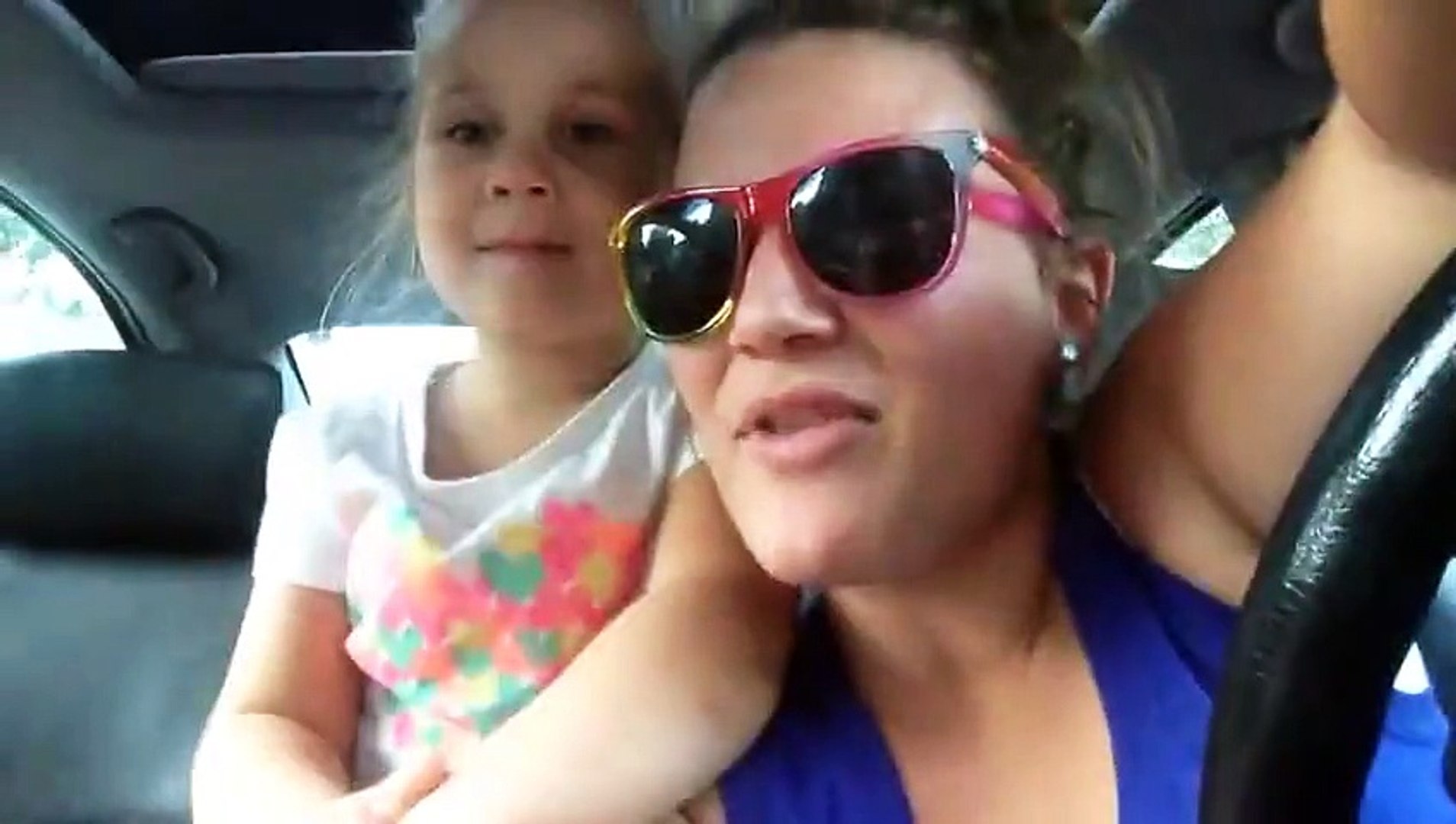 Arabada sevimli sevimli şarkı söyleyen anne ve kız - Dailymotion Video