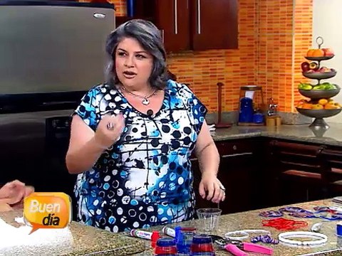 Martha llega en su auxilio con faroles para la fiesta de independencia