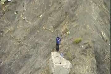 Un piloto se encontraba fuera de la cabina del avión