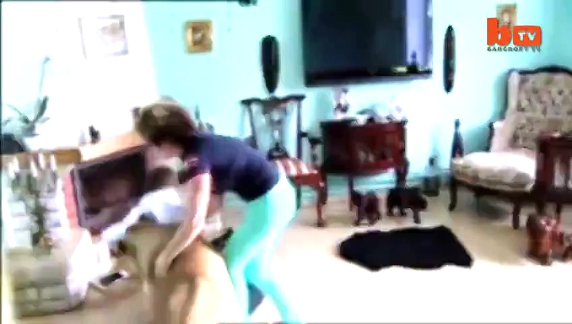 ⁣Pet hungry lion attacked the owner