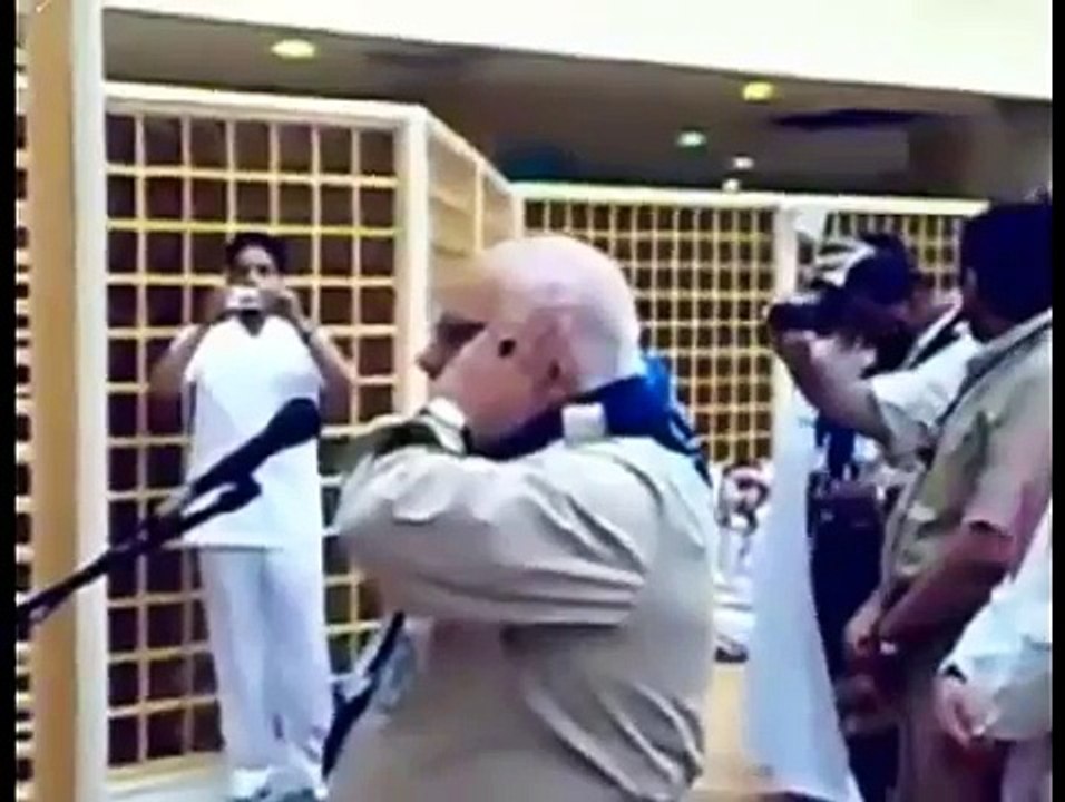 مؤذن الحرم المكي الذي سحر الملايين بصوته العذب أول مرة أشوفه ؛؛ماشاء الله عليه ♥♥