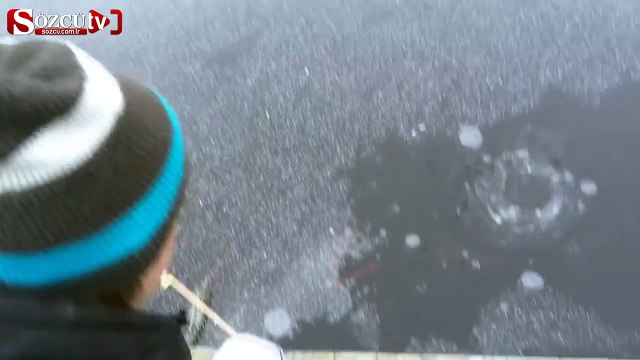 Donmuş gölün altında havai fişek patlattılar