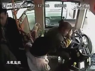 Çin'de, Erkek Yolcudan Kadın Şoföre Feci Dayak