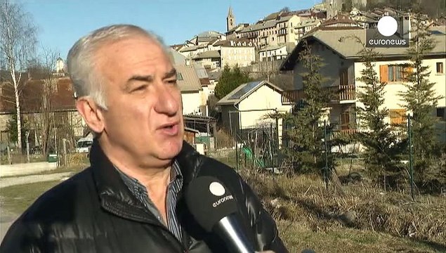 Families of the victims of Germanwings air disaster arrive at crash site