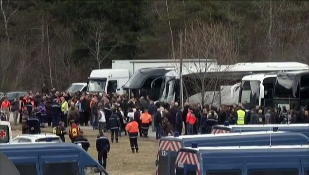 Les familles des victimes du crash de l'Airbus A320 transportées près des lieux du drame