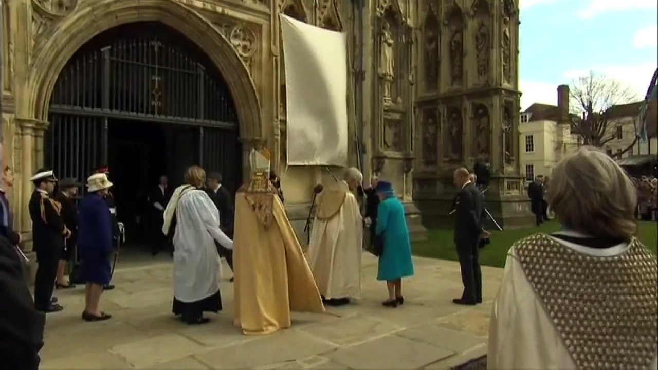 Queen unveils statues