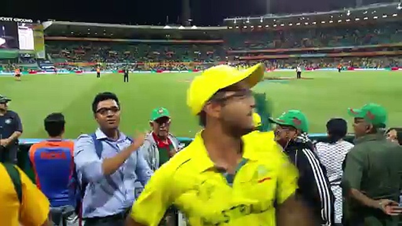 Pakistani Fans cheering for Australia and singing Mauka Mauka for fire crackers