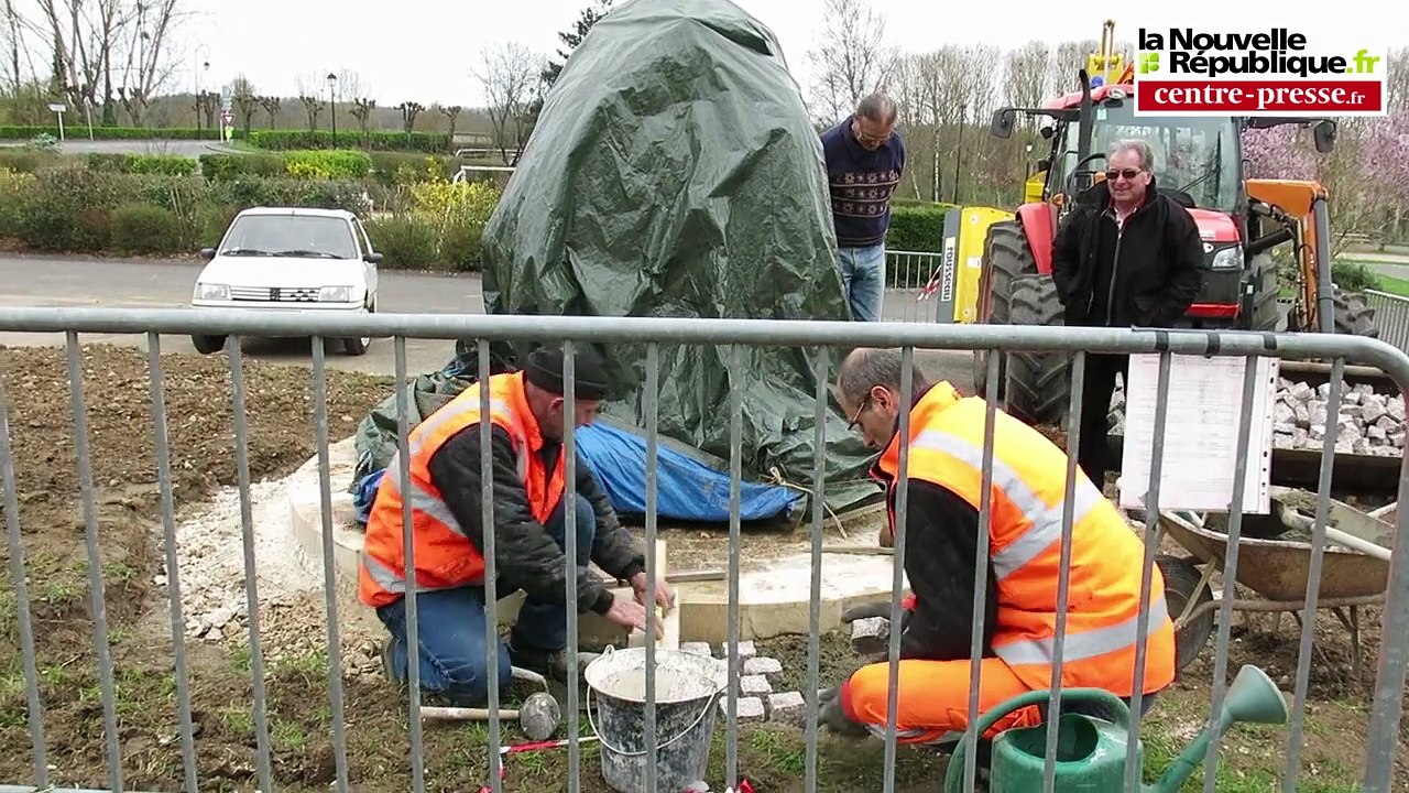 VIDEO. Bonnes (86) :  la sculpture pour la Paix taguée de croix gammées