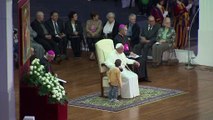 Un niño toma la silla del Papa Francisco mientras daba discurso en el Vaticano