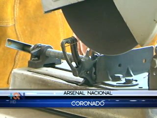 Un pintor utiliza las armas para enviar un mensaje de paz