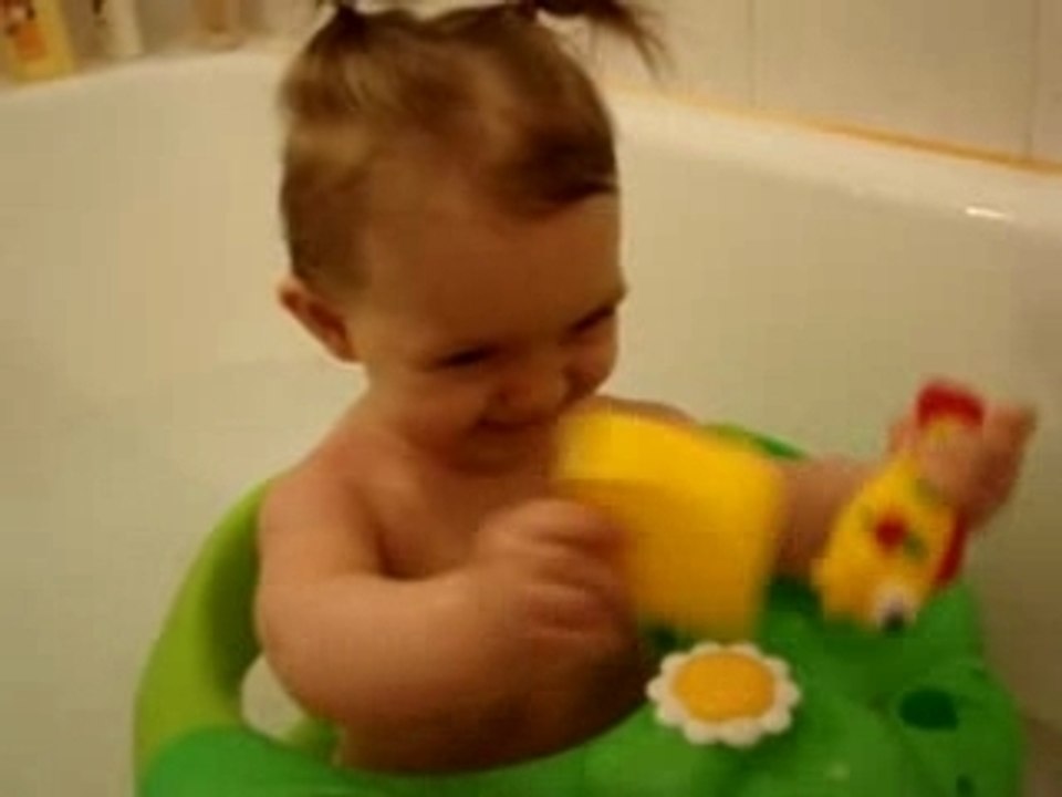 Mélina dans le bain