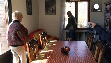 Скачать видео: Gli abitanti di Seyne les Alpes aprono i loro appartamenti ai famigliari delle vittime