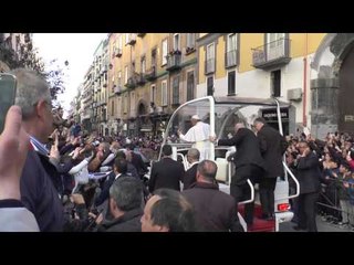 Download Video: Napoli - Papa Francesco va via dal Duomo sulla papa mobile (21.03.15)