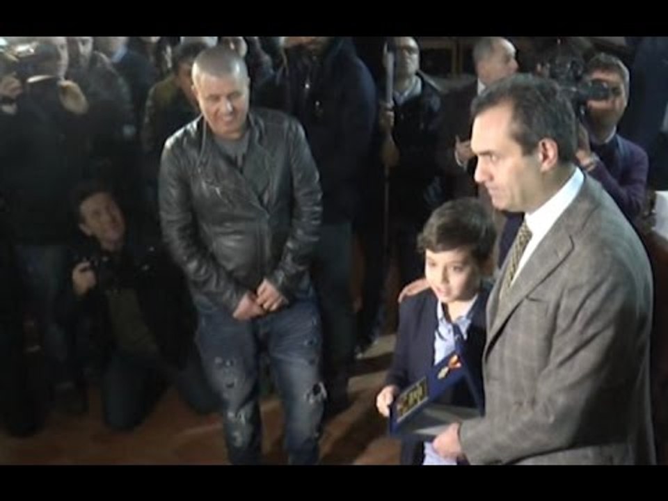 Napoli - Il ricordo di Pino Daniele, targa al piccolo Francesco -2- (19.03.15)