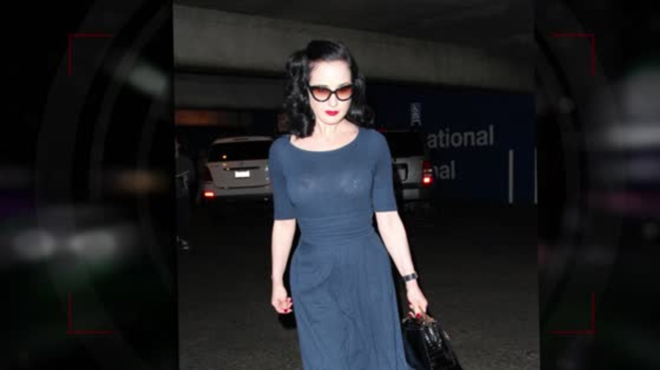 Dita Von Teese sieht bei ihrer Landung in LA stylisch aus