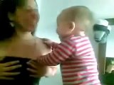 Annesinin Göğüslerini Açmaya Çalışan Bebek _D