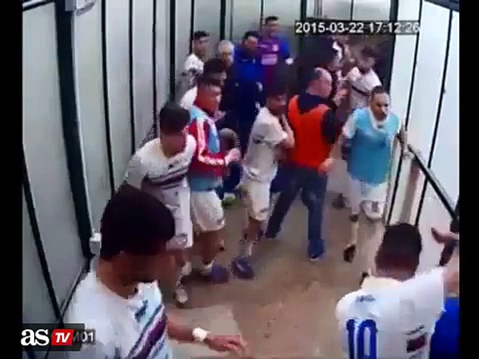 ça part en sucette dans le couloir menant aux vestiaires lors du derby sicilien