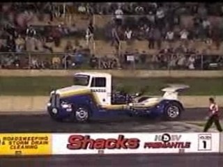 Dragster-camion en feu