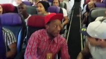 Le Roi Lion chanté dans un avion