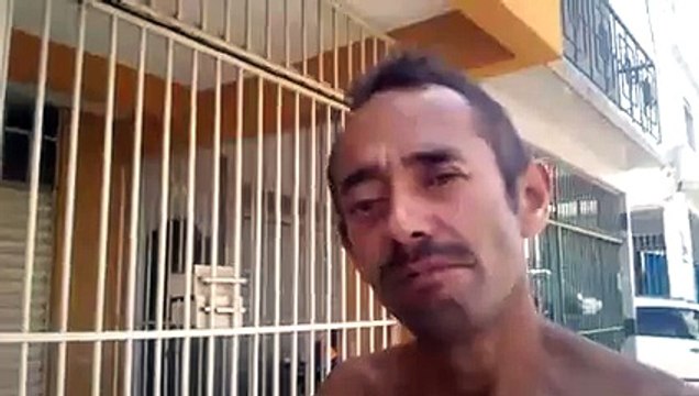 Un homme avec un oeil exorbité