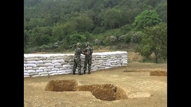 Un instructeur sauve un soldat après un lancer de grenade raté