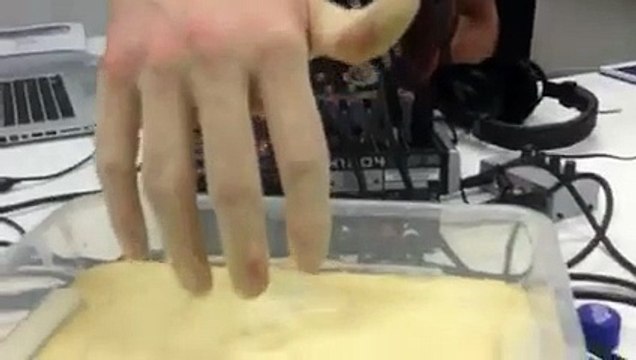 Un gant de poudre pour avoir les mains sèches