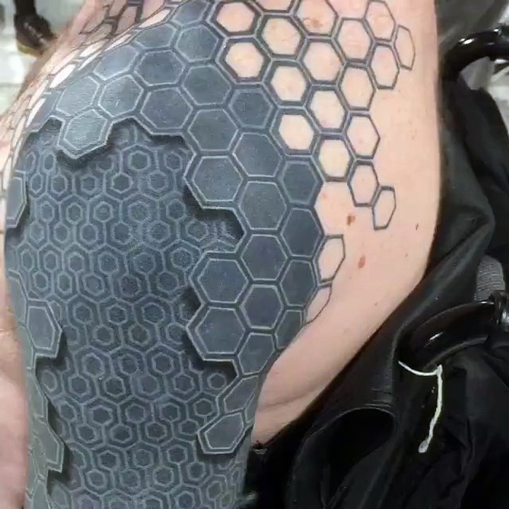 Ce mec a un Tatouage Surréaliste
