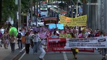 Professores estaduais protestam por reajuste salarial