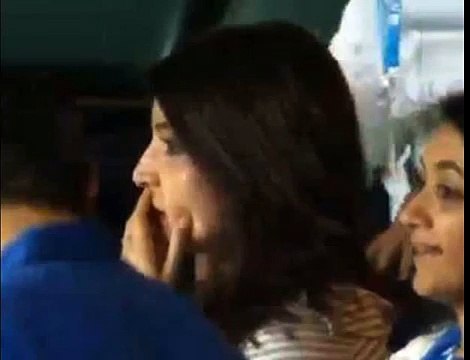 Anushka Sharma Reaction When Virat Kohli OUT in semi final against australia - Dailymotion