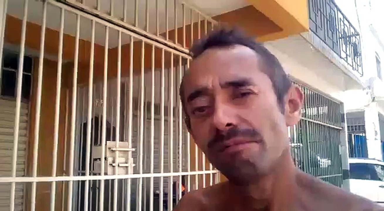 Cet homme exécute une grimace complètement flippante !