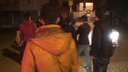 Elektrik Trafosu Yanan Mahalleli Lastik Yakıp Yolu Trafiğe Kapattı